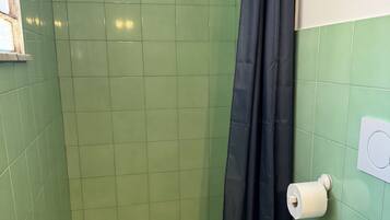 Haartrockner, Bidet, Handtücher, Toilettenpapier