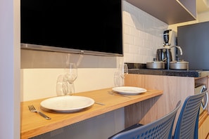 Premium-studio, parveke | Ruokailu omassa huoneessa