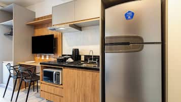 Estudio, balcón | Cocina básica privada | Frigorífico, microondas, placa de cocina y máquina de café espresso