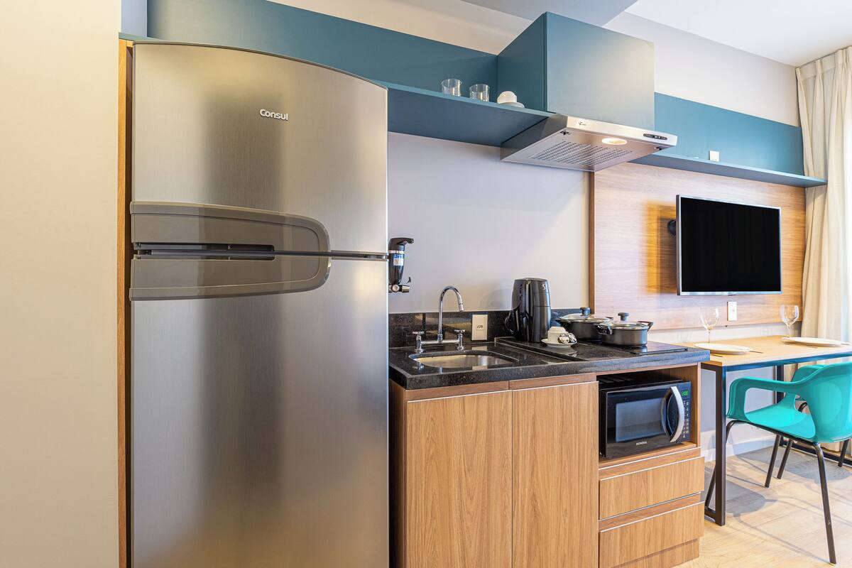 Geladeira, micro-ondas, cooktop, máquina de café expresso