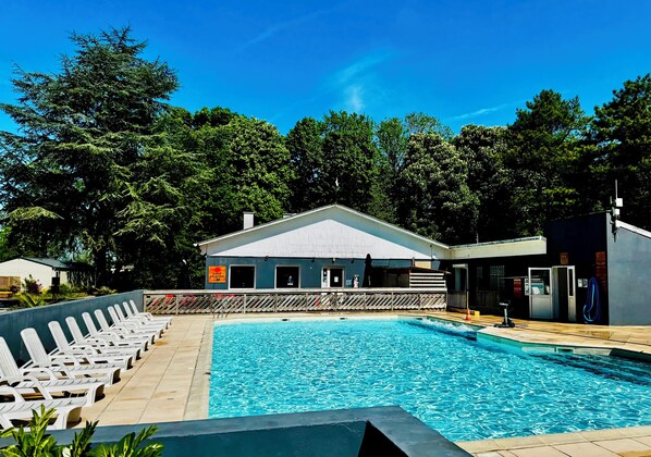 Utomhuspool och uppvärmd pool