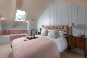 1 غرفة نوم ومكواة/لوح كي وخدمة الإنترنت وملاءات أسرّة