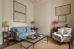 TV, books, stereo - GROOMS COTTAGE - An elegant dog friendly escape for two in the grounds of Netherwitton Hall, a histo (Morpeth)