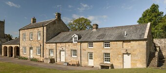 GROOMS COTTAGE - An elegant dog friendly escape for two in the grounds of Netherwitton Hall, a histo