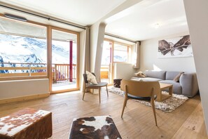 Televisión y chimenea 