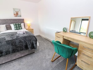 2 dormitorios, decoración individual, mobiliario individual