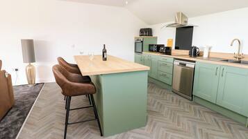 Dishwasher, cookware/dishes/utensils