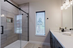 Douche, séchoir à cheveux, serviettes fournies