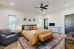 3 bedrooms, desk, iron/ironing board, free WiFi