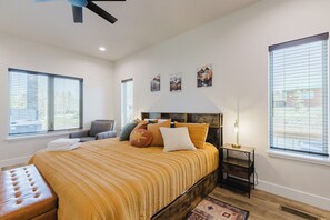 3 bedrooms, desk, iron/ironing board, free WiFi