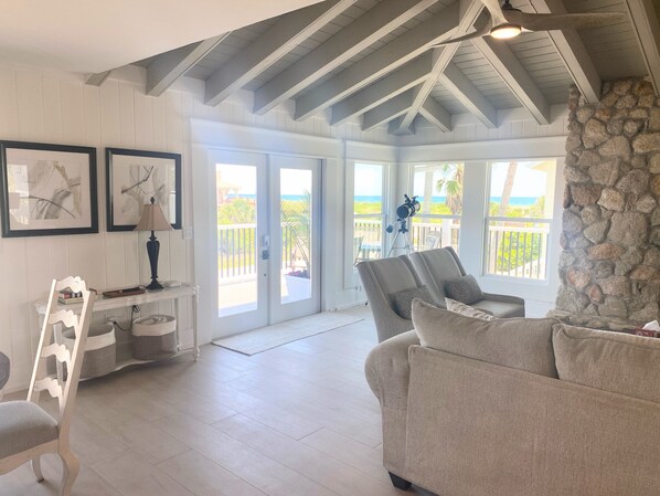 Smart-tv, eldstad, böcker och printers