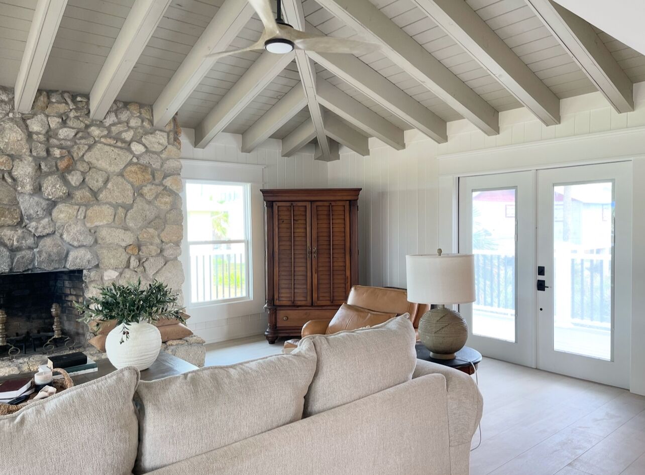 Smart TV, lareira, livros, impressoras