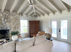 Smart-tv, eldstad, böcker och printers