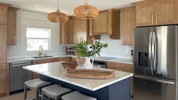 Geladeira, micro-ondas, fogão, cooktop