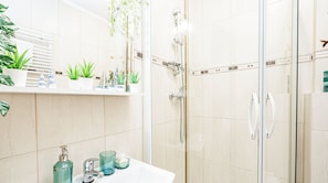 Comfort-Studiosuite, Balkon | Badezimmer | Dusche, Haartrockner, Handtücher, Seife