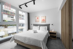 Studio, Balcony