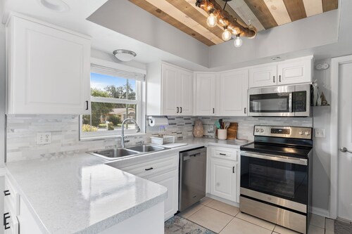 Waterfront home. Heated Pool. Sleeps 10. Manatee Capital of the World!