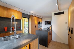 Frigorifero, microonde, forno, piano cottura