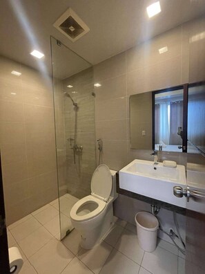 Doccia, asciugacapelli, bidet, sapone
