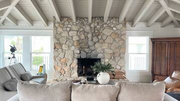 Smart TV, chimenea y impresora