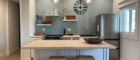 冷蔵庫、電子レンジ、オーブン、コンロ