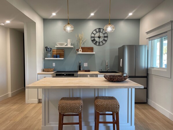 Een koelkast, een microgolfoven, een oven, een kookplaat