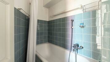 Appartamento Comfort, balcone | Bagno | Asciugacapelli, bidet, asciugamani, sapone