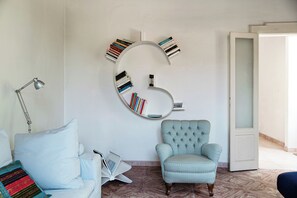 Leilighet – comfort, balkong | Oppholdsområde | En 32-tommers Flatskjerm-TV med digitale kanaler