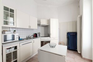 Apartamento conforto, sacada | Cozinha privada | Geladeira, micro-ondas, fogão, cooktop