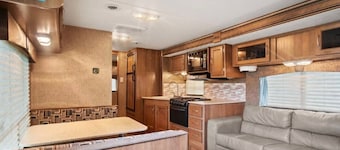 Amazing campground on the lake in Sevierville - 2 bedrooms available