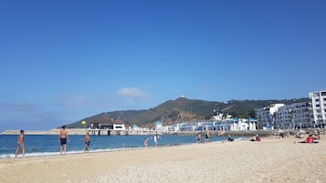 Chaises longues, serviettes de plage