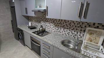 Réfrigérateur, four, cafetiÚre/bouilloire