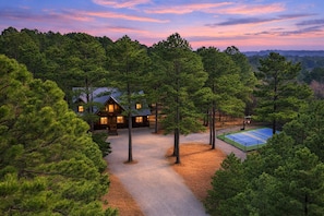 A lodge with a tennis court, surrounded by dense forest. - Multisport court + Theater + Pool Table + 4 King Beds + Privacy & Prime Location (Broken Bow)