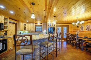 Fridge, microwave, oven, stovetop - Multisport court + Theater + Pool Table + 4 King Beds + Privacy & Prime Location (Broken Bow)