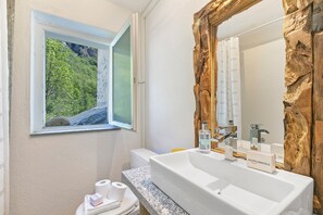 ชาเลท์สำหรับครอบครัว, หลายห้องนอน, ติดภูเขา (Casa Kaia Verzasca) | ห้องน้ำ | อ่างอาบน้ำและฝักบัวแยกจากกัน, ผ้าเช็ดตัว, สบู่, ยาสระผม
