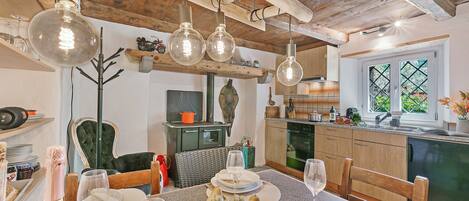 Chalet familiar, 3 habitaciones, junto a la montaña (Casa Kaia Verzasca) | Cocina privada | Refrigerador, horno, parrilla de estufa y cafetera y tetera