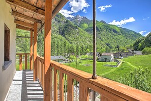 Chalet familiar, varias habitaciones, junto a la montaña (Casa Kaia Verzasca) | Balcón