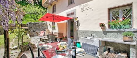 Family Chalet, Multiple Bedrooms, Mountainside (Casa Kaia Verzasca) | Outdoor dining