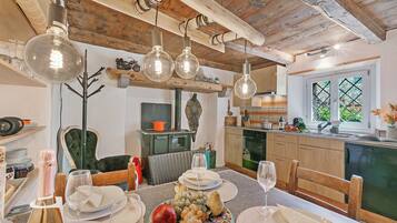 Fridge, oven, stovetop, coffee/tea maker