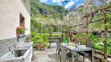Chalet Keluarga, beberapa kamar, tepi gunung (Casa Kaia Verzasca) | Tempat makan outdoor