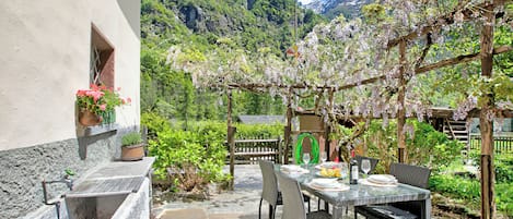 Family Chalet, Multiple Bedrooms, Mountainside (Casa Kaia Verzasca) | Outdoor dining