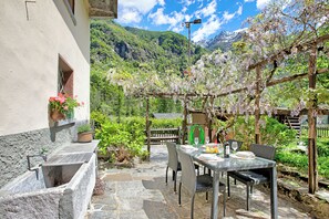 ชาเลท์สำหรับครอบครัว, หลายห้องนอน, ติดภูเขา (Casa Kaia Verzasca) | รับประทานอาหารกลางแจ้ง