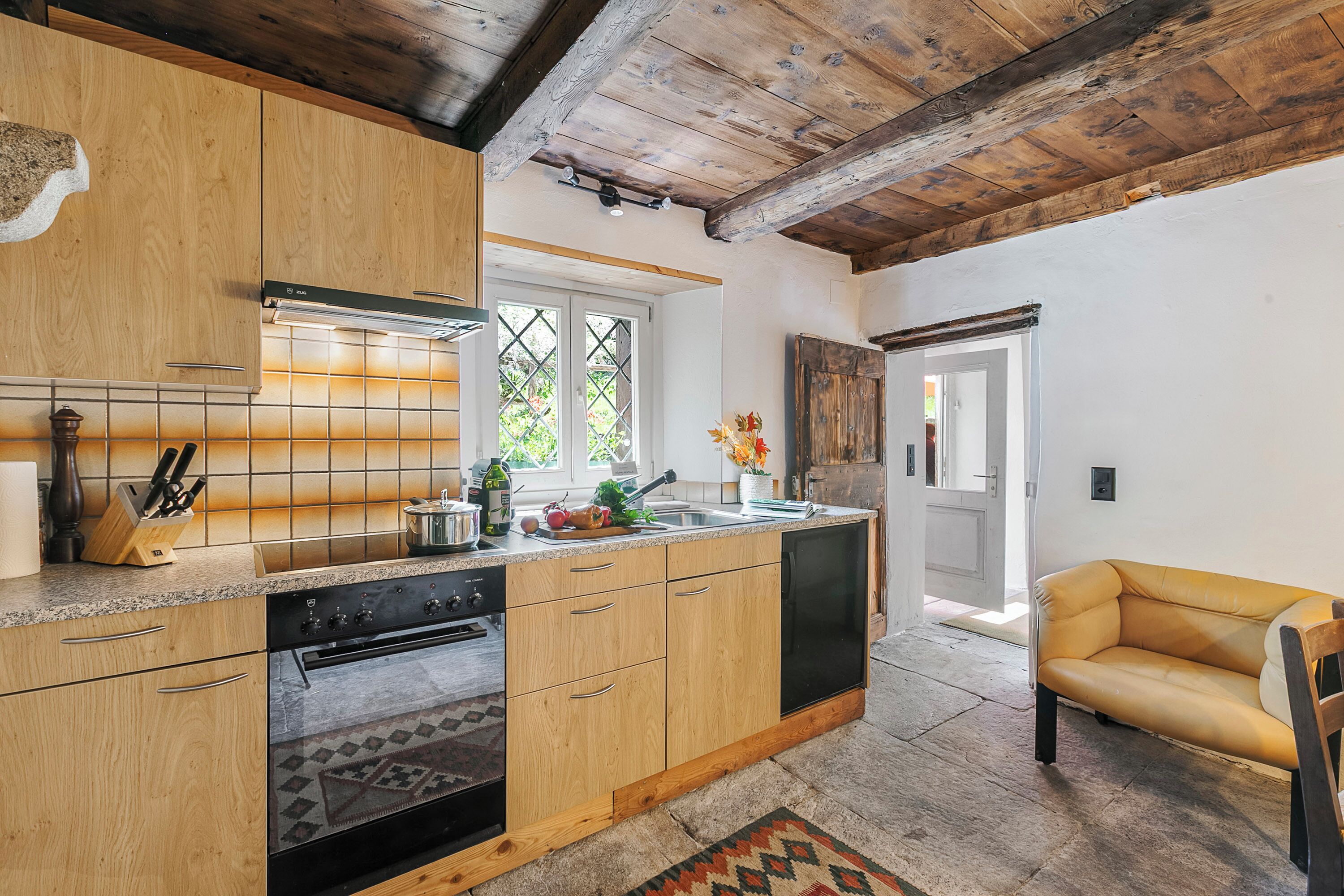 Fridge, oven, stovetop, coffee/tea maker