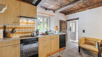 Fridge, oven, stovetop, coffee/tea maker