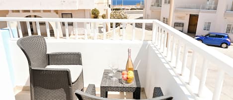 Familienapartment, Mehrere Schlafzimmer, 2 Bäder, Meerseite (Sea Blue Horizon Qawra Bay 5) | Speisen im Freien