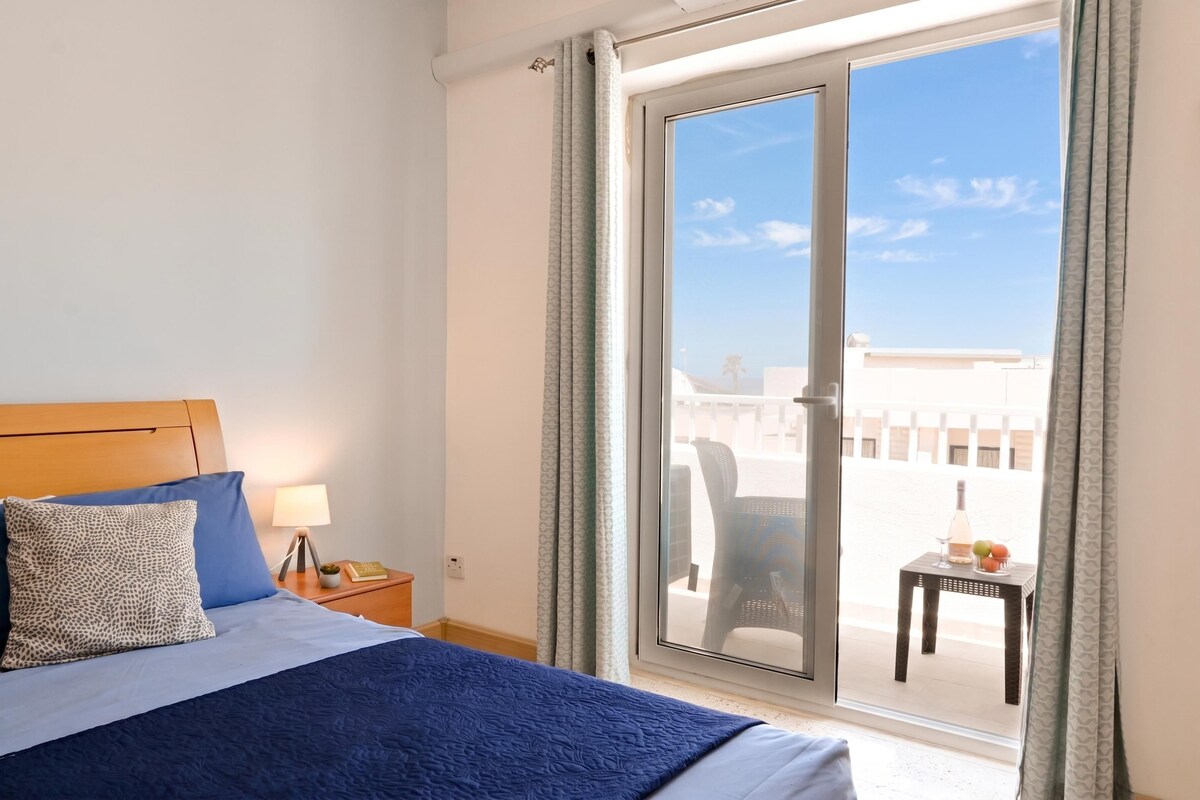 Departamento familiar, 2 habitaciones, balcón, frente al mar (Sea Blue Horizon Qawra Bay 6) | 2 habitaciones y tabla de planchar con plancha