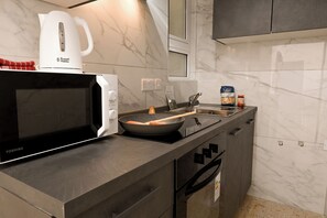 Standaard appartement, meerdere slaapkamers (Sea blue horizon Qawra bay 3) | Privékitchenette | Een koelkast, een microgolfoven, een oven, een kookplaat