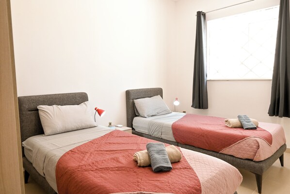 Family Apartment, Multiple Bedrooms, 2 Bathrooms (Sea blue horizon Qawra bay 1)