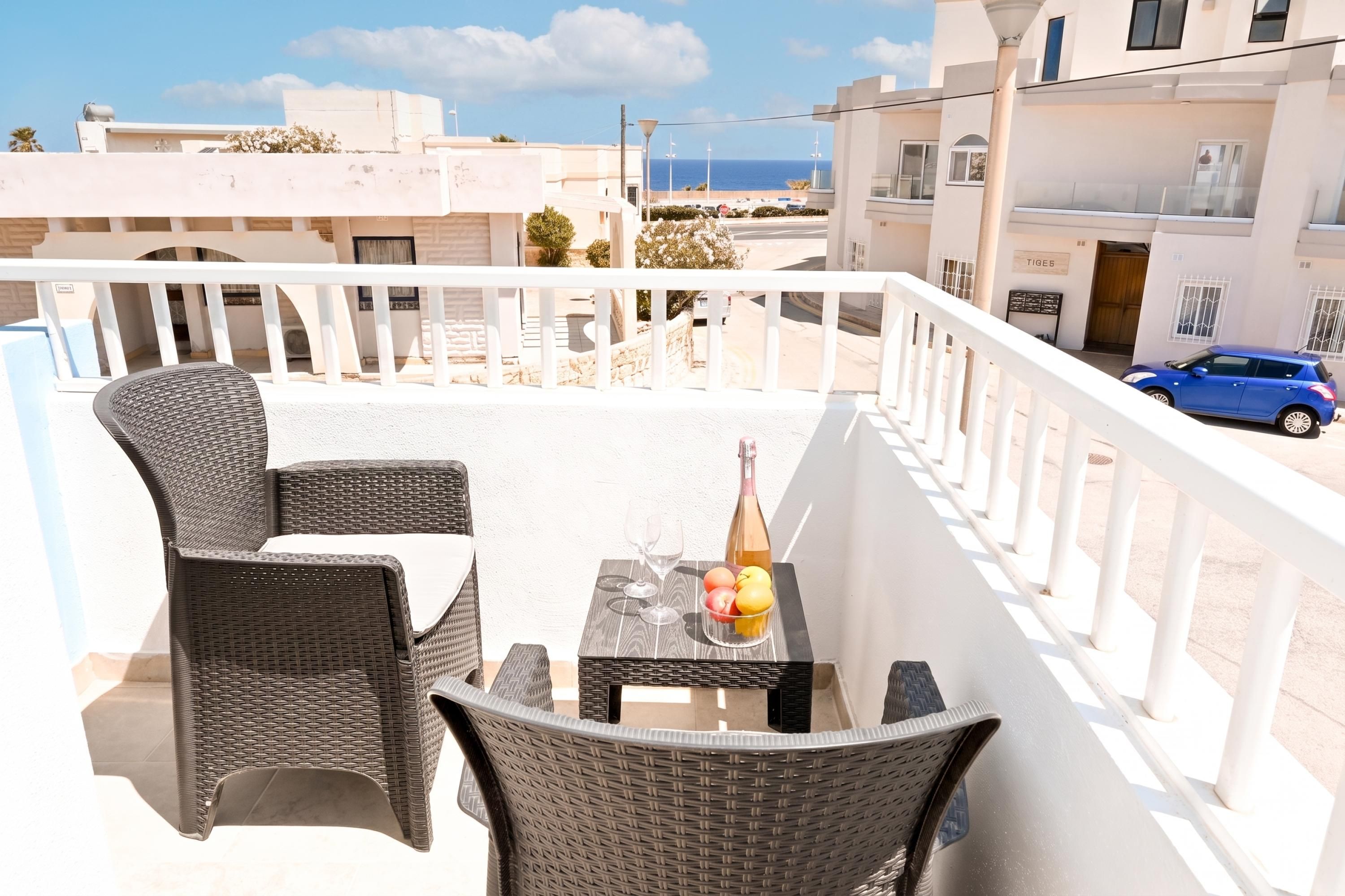 Apartamento familiar, 2 habitaciones, 2 baños, mirando al mar (Sea Blue Horizon Qawra Bay 5) | Restaurante al aire libre