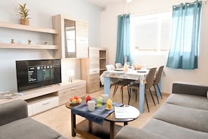 Family Apartment, Multiple Bedrooms, Sea Facing (Sea Blue Horizon Qawra Bay 6) | Living area | 21-inch TV with cable channels